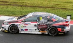 Scalextric C4016 VW Passat CC TEAM HARD BTCC 2018 Bobby Thompson